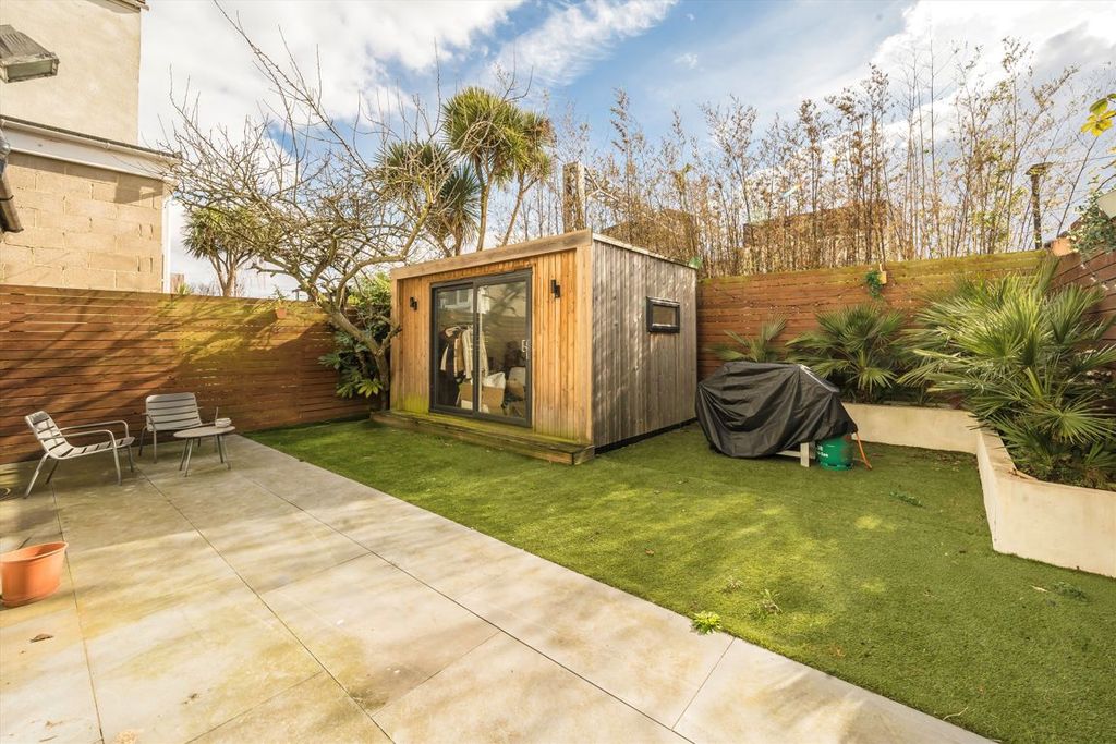 Property photo 3 of 6