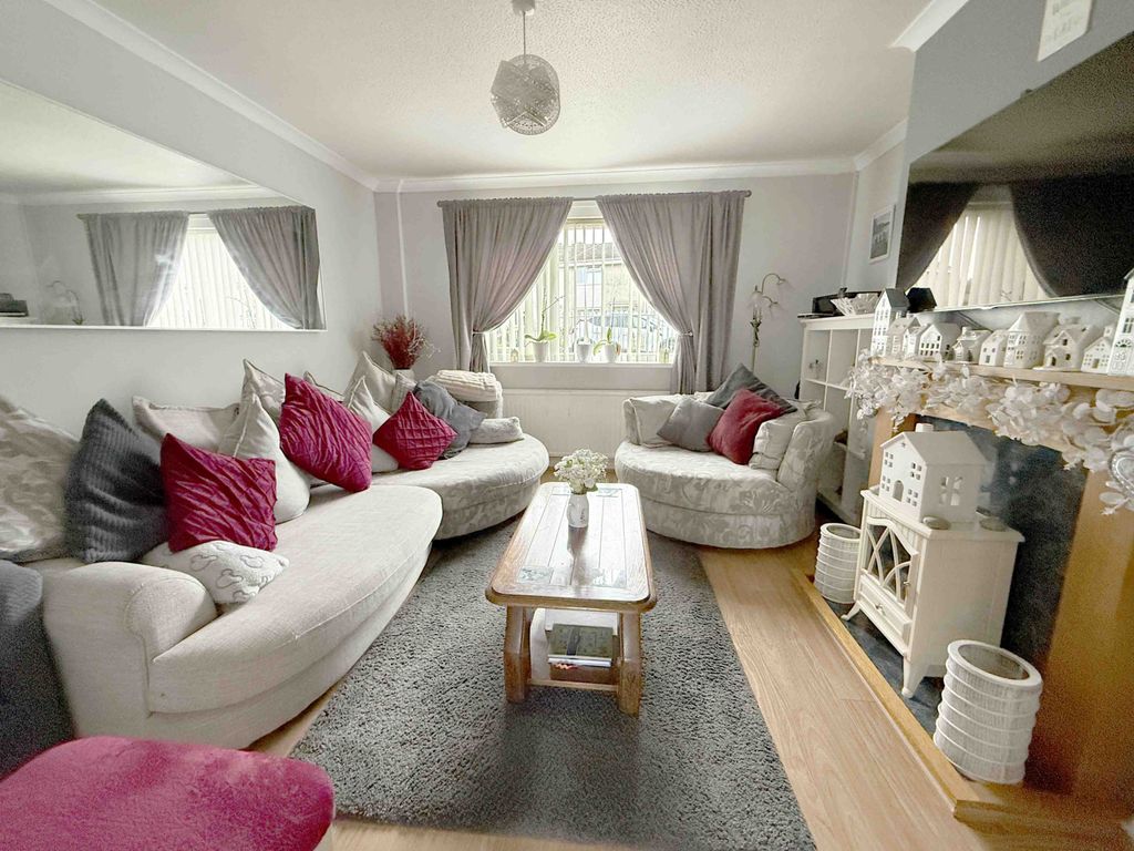 Property photo 2 of 12 Lounge