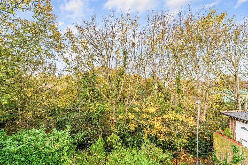 Property photo 3 of 14 Beaumont Court (4).Jpg