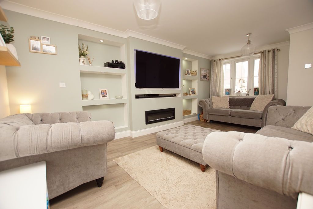 Property photo 2 of 14 Lounge