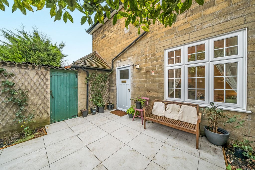 Property photo 1 of 11 1387800-10-693c38...