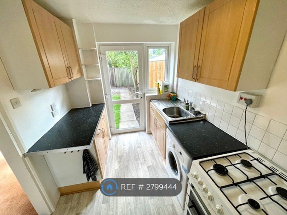 Property photo 3 of 11 Kitchen