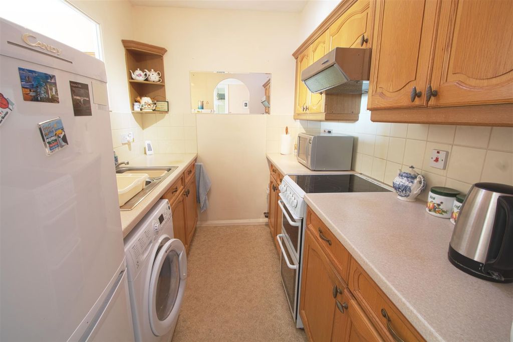Property photo 3 of 11 Kitchen