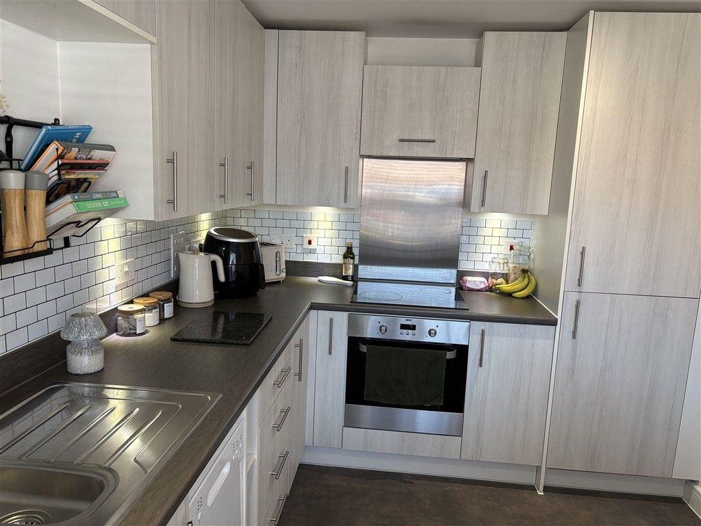 Property photo 3 of 11 Kitchen