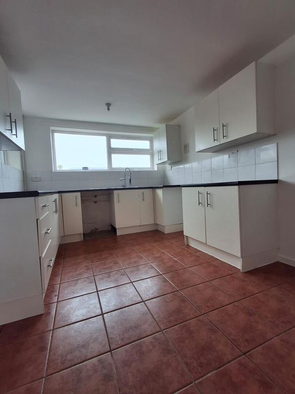 Property photo 3 of 10 Kitchen