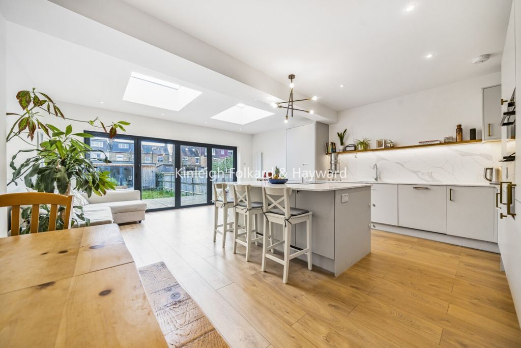 Property photo 1 of 16 2439Baf7-455B-4Bdb-A