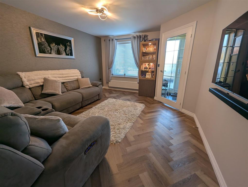 Property photo 2 of 14 Lounge