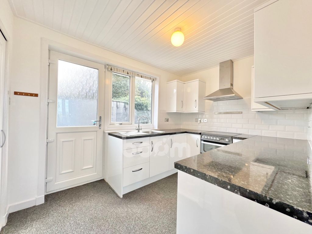 Property photo 2 of 28 Arran Crescent, Beith Kitchen