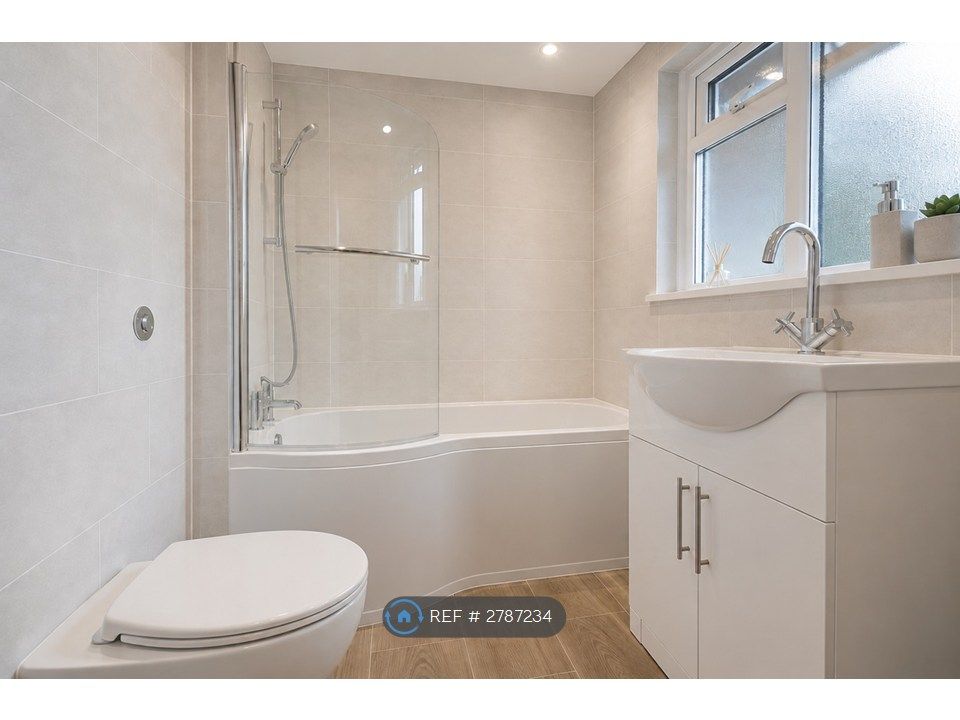 Property photo 2 of 11 Bathroom