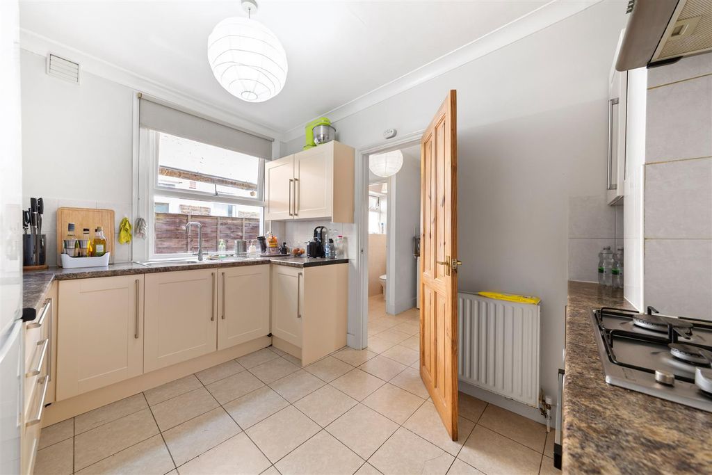 Property photo 2 of 9 5 Sellincourt Road, Sw17 9Rx-6.Jpg