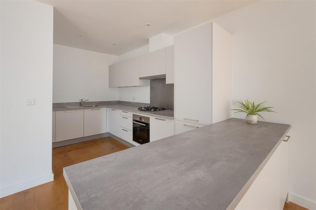 Property photo 3 of 18 Wheatley Road, Whitstable