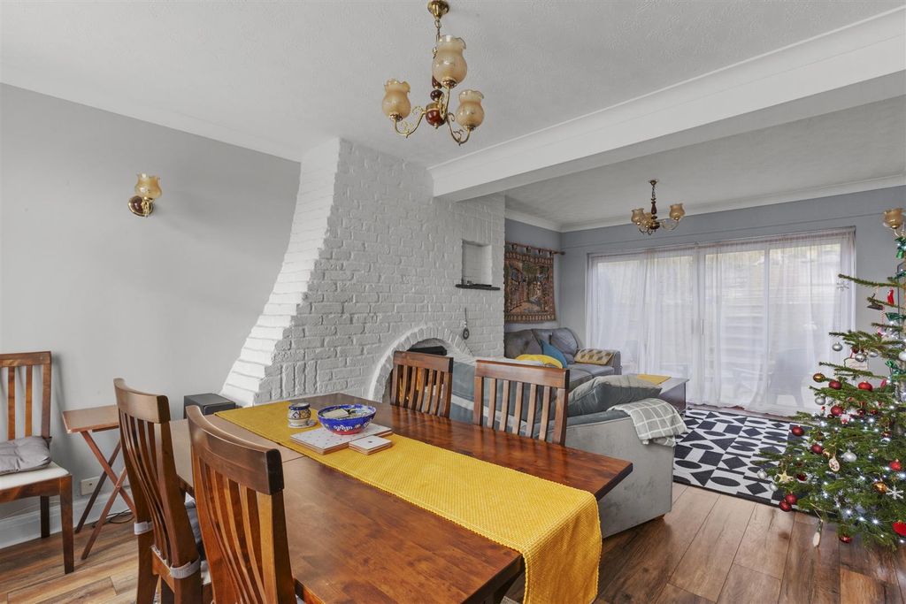 Property photo 3 of 17 40 White Close, Hp13 5Ng-7.Jpg