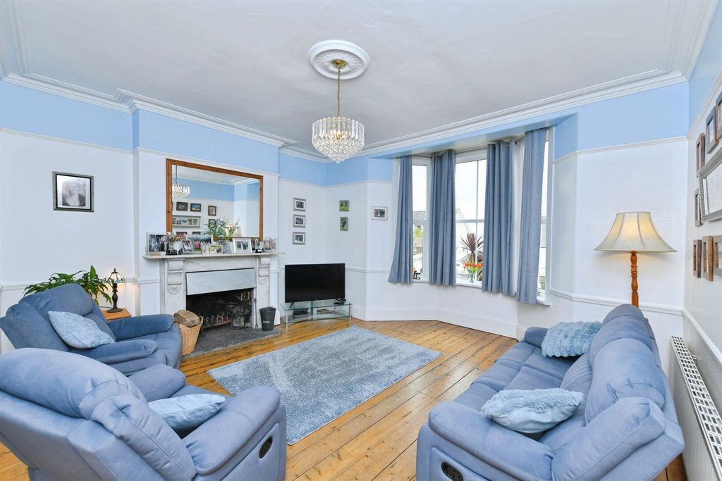 Property photo 2 of 31