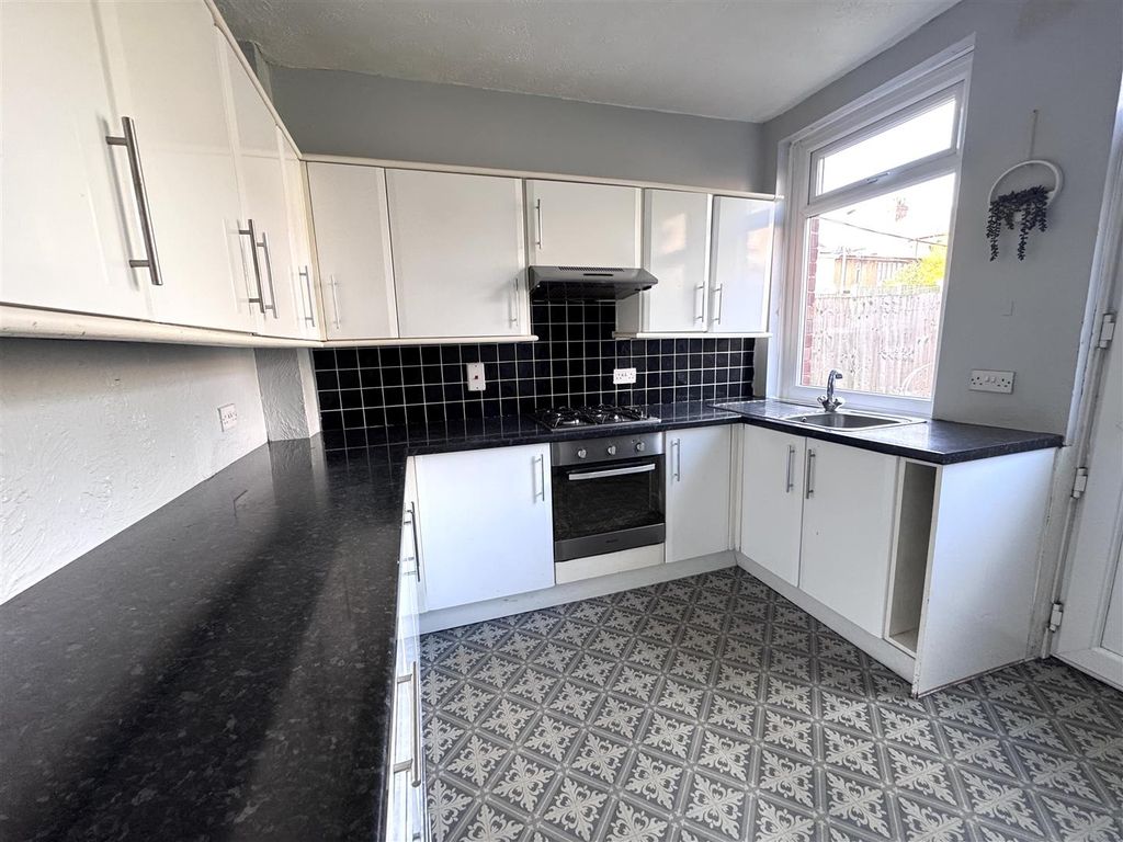 Property photo 3 of 17 Kitchen