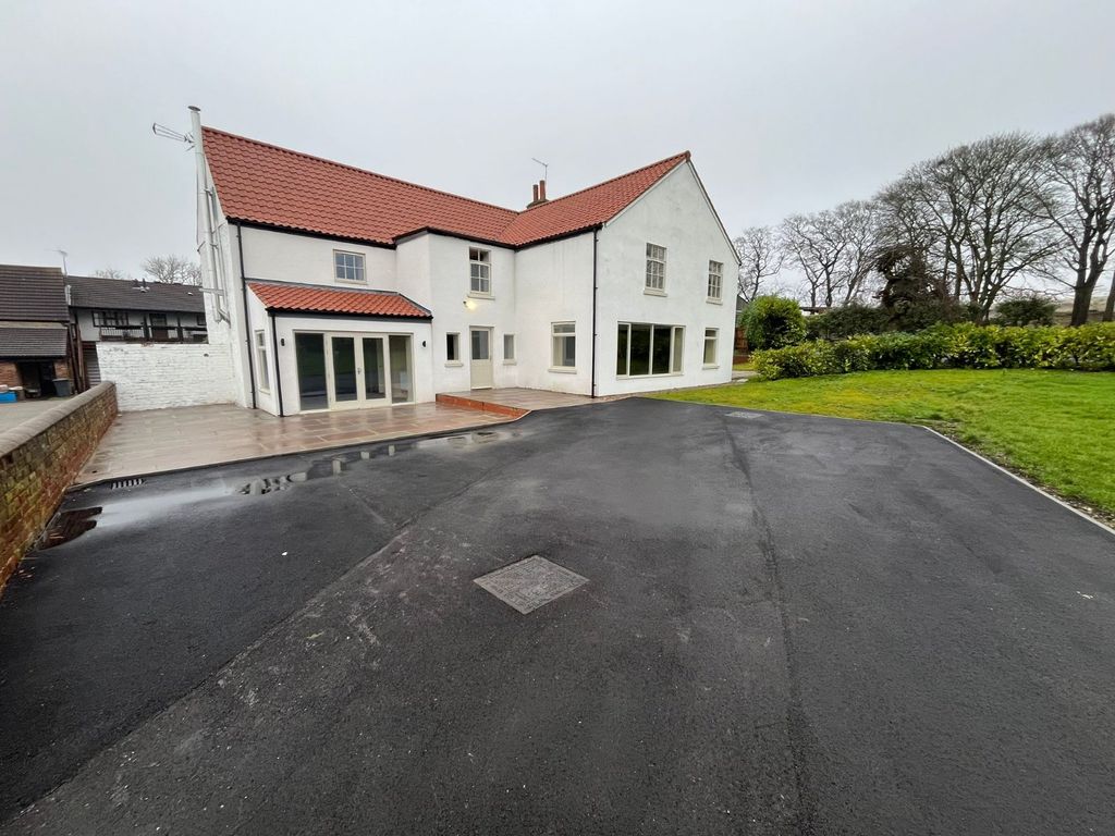 Property photo 1 of 14 External