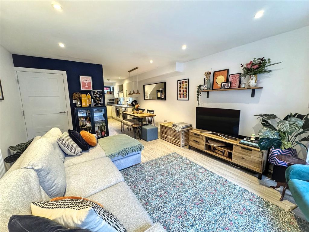 Property photo 3 of 20 Lounge