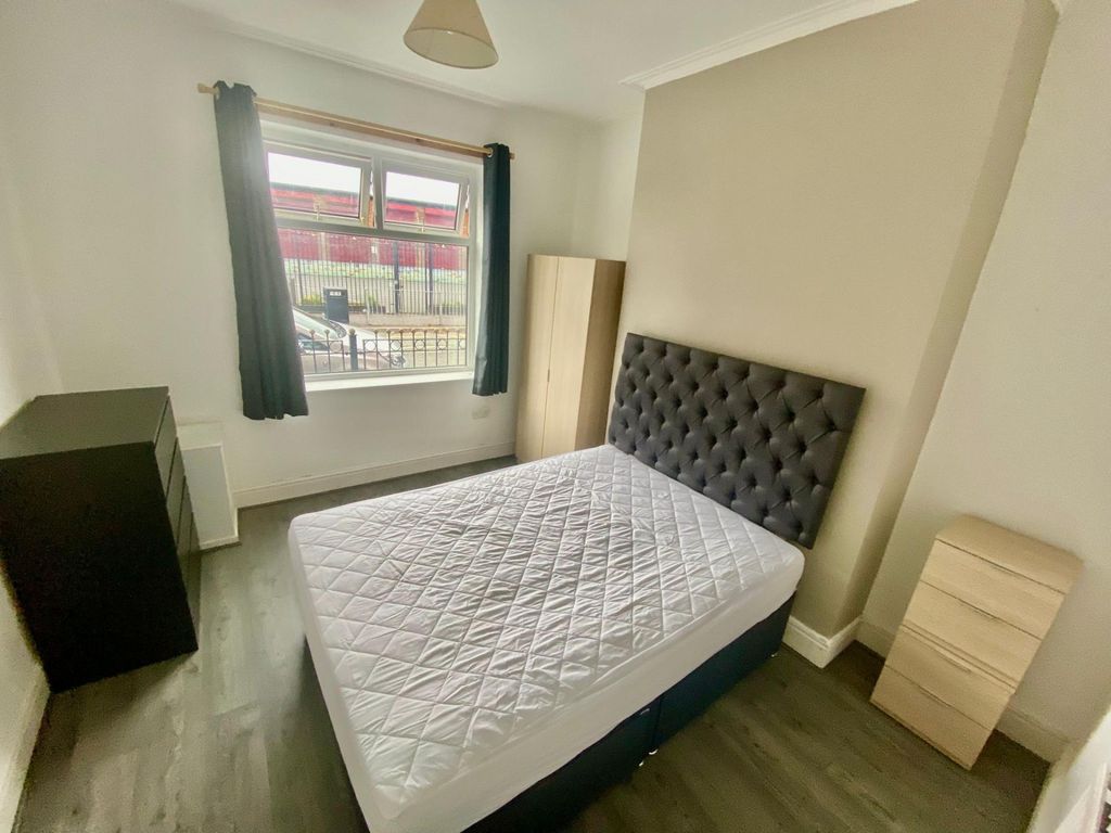 Property photo 3 of 12 A Clean And Well-Lit Double Bedroom Featuring A Co...