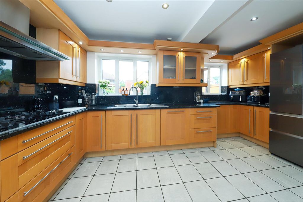 Property photo 2 of 17 Robarts Close