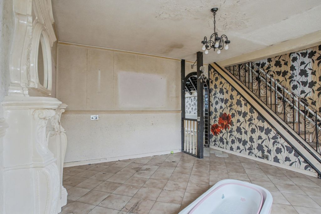 Property photo 3 of 26 5 Roberts Court, Hallwood Park, Runcorn, Wa7 2Fh