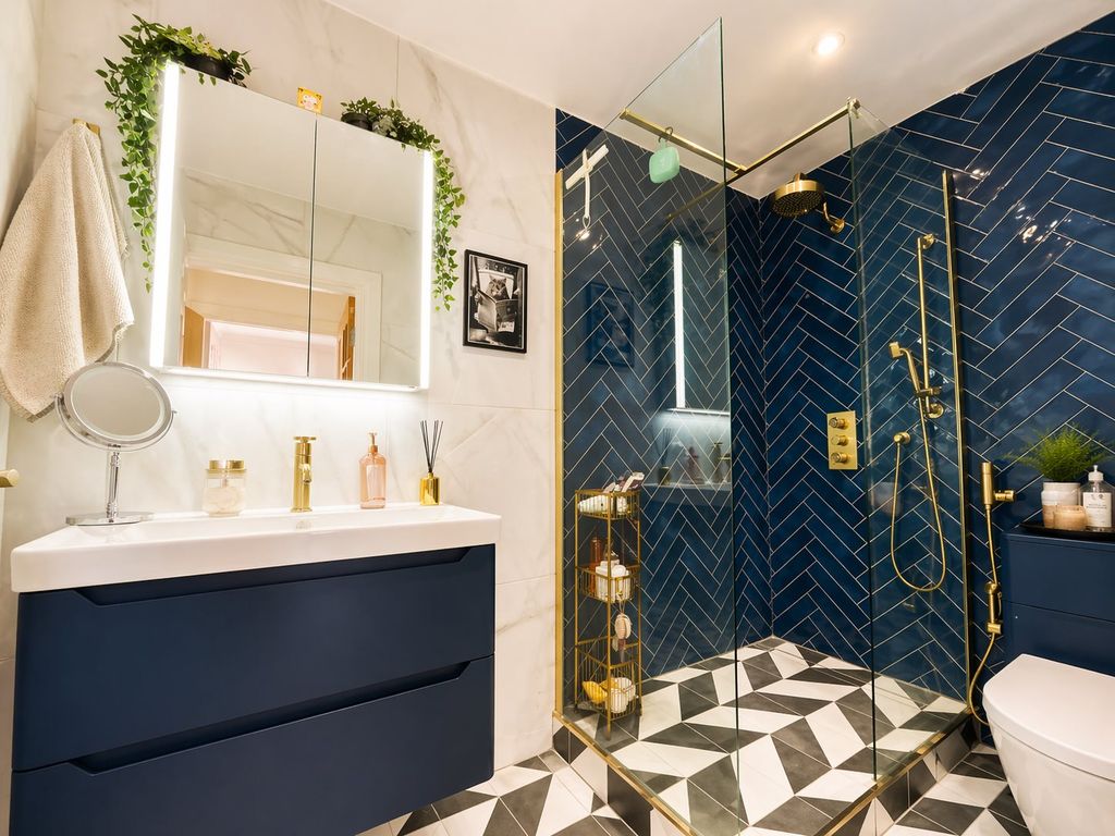 Property photo 3 of 9 Bathroom