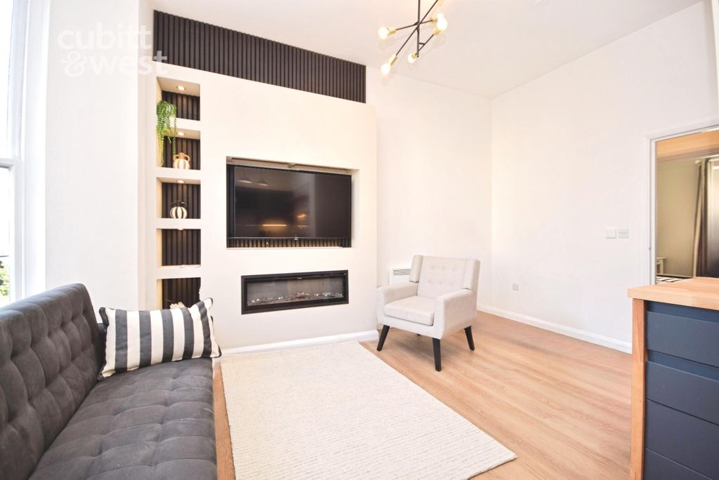 Property photo 3 of 14 Lounge