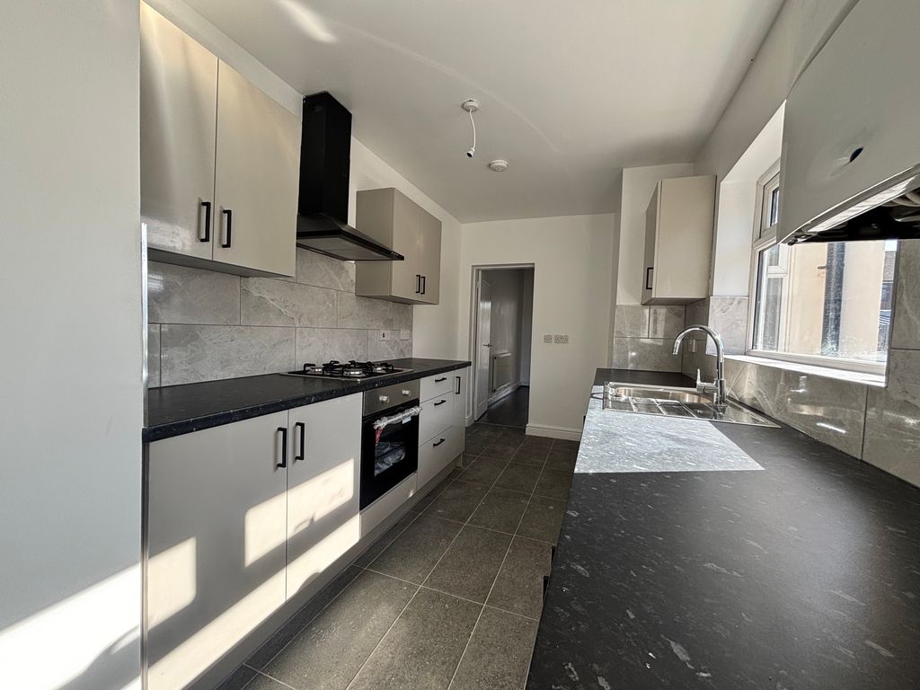 Property photo 2 of 11 Kitchen