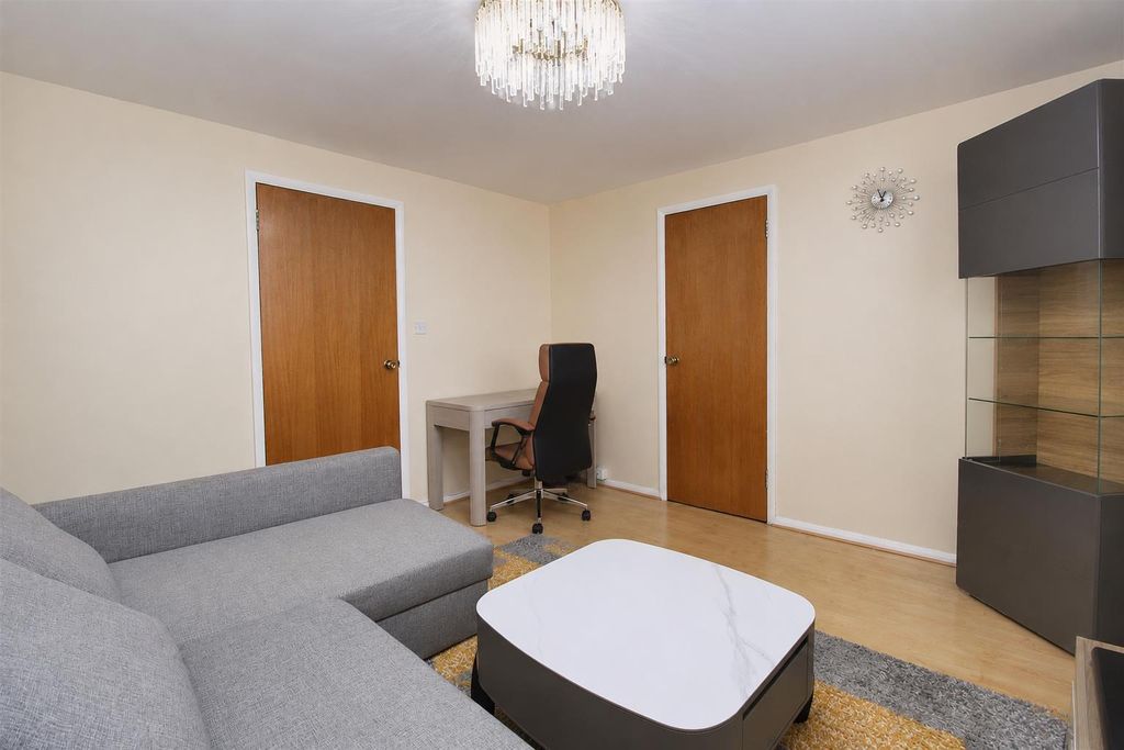 Property photo 3 of 10 Lounge