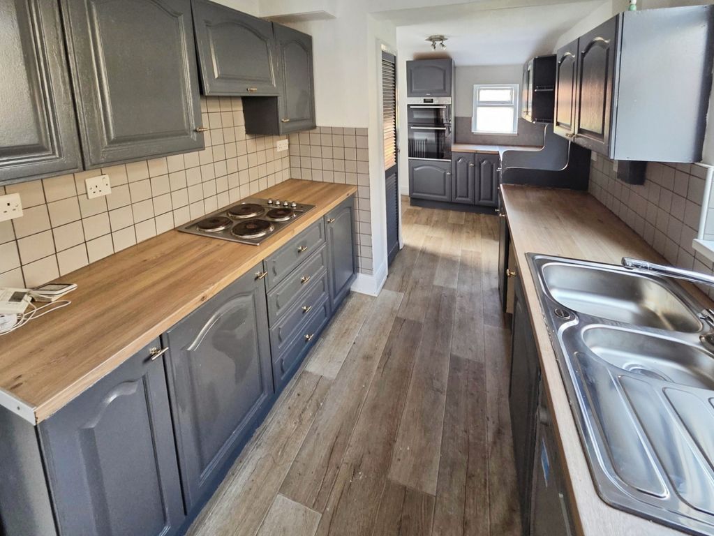 Property photo 3 of 16 Pbox-Kitchen-330400.Jpg