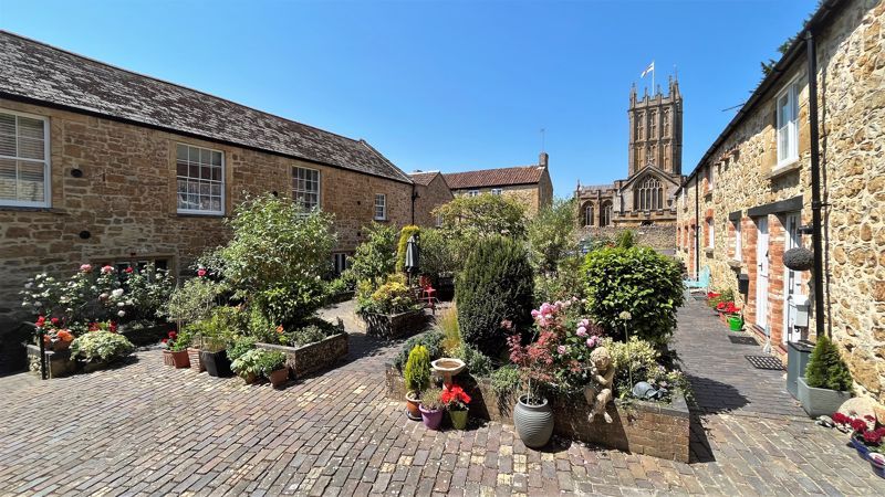 Property photo 2 of 18 Communal Courtyard Garden