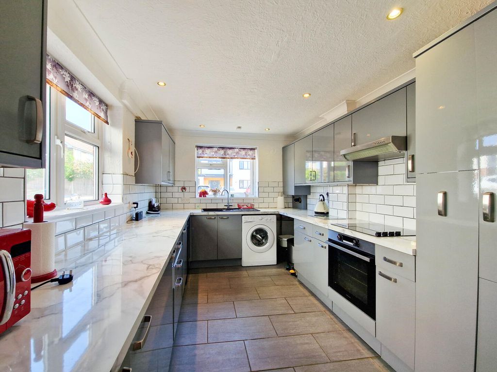 Property photo 3 of 12 Kitchen