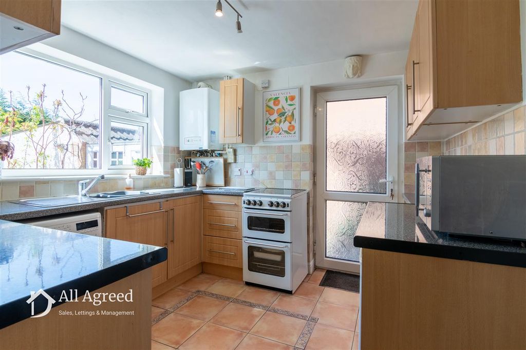 Property photo 3 of 17 Kitchen