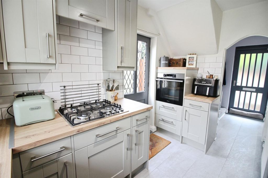 Property photo 3 of 21 Fitted Kitchen