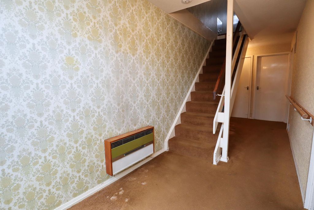 Property photo 2 of 10 Hallway