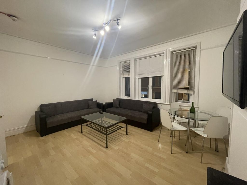 Property photo 2 of 4 Living Room