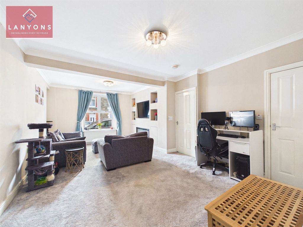 Property photo 3 of 19 Picture No. 06