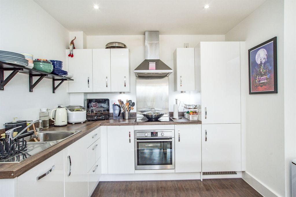 Property photo 2 of 9 Kitchen