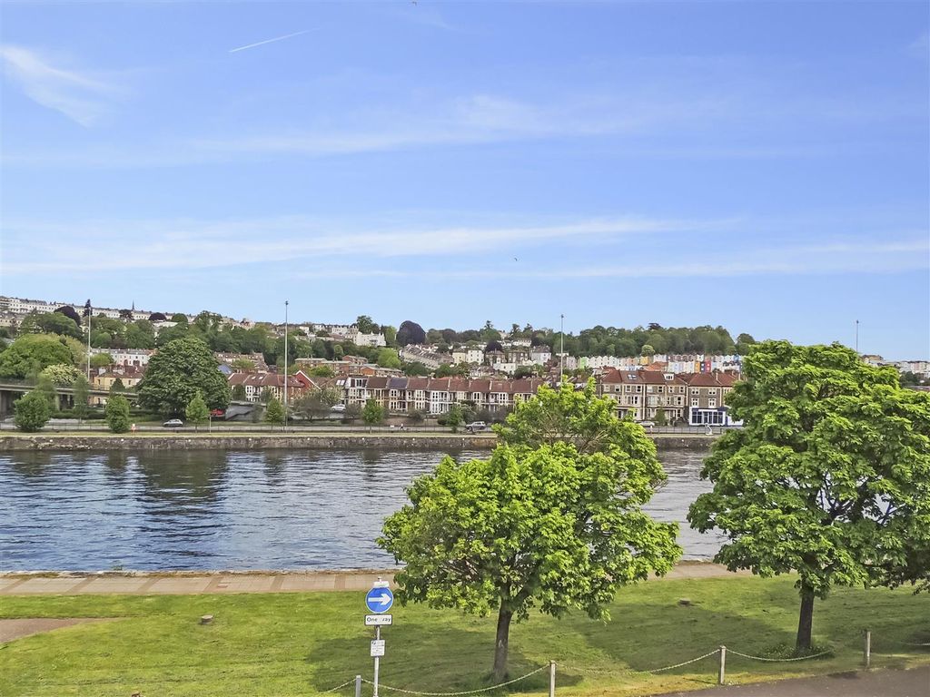 Property photo 2 of 23 Harbourside Location