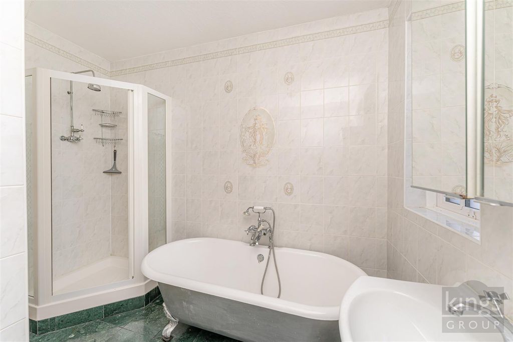 Property photo 2 of 21 Bathroom
