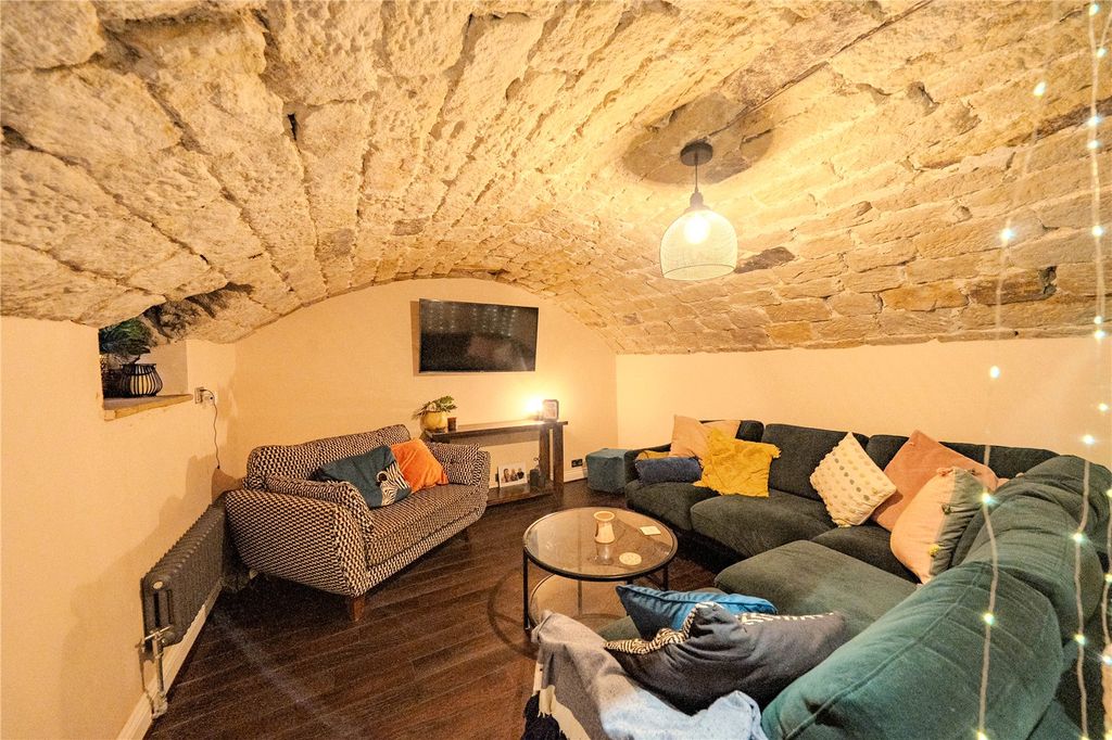 Property photo 3 of 15 Lounge