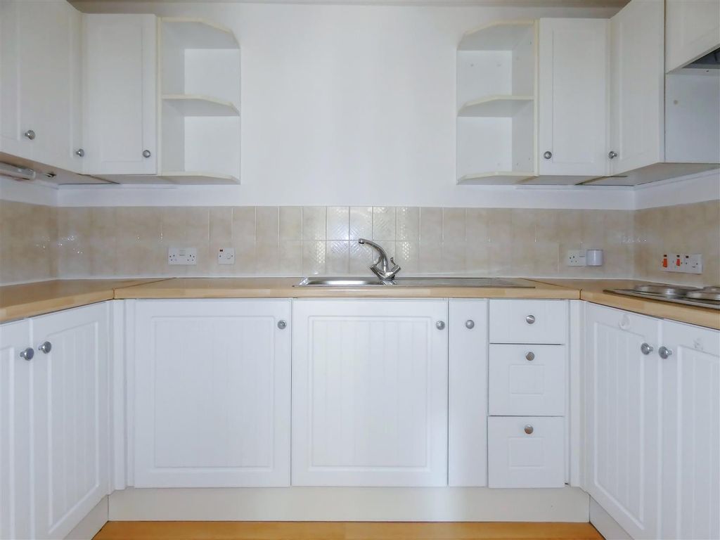 Property photo 3 of 12 Kitchen
