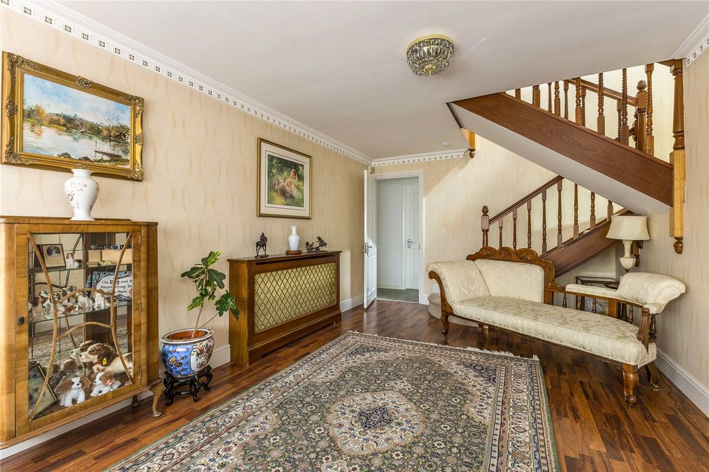 Property photo 3 of 23 Entrance Hall