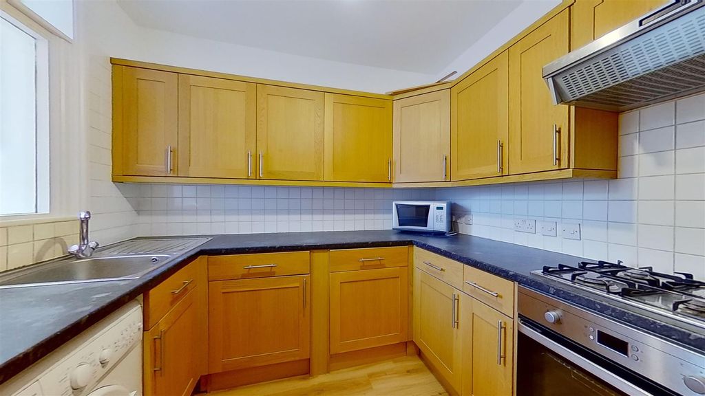 Property photo 3 of 11 125-Balvernie-Grove-11172020_225929.Jpg