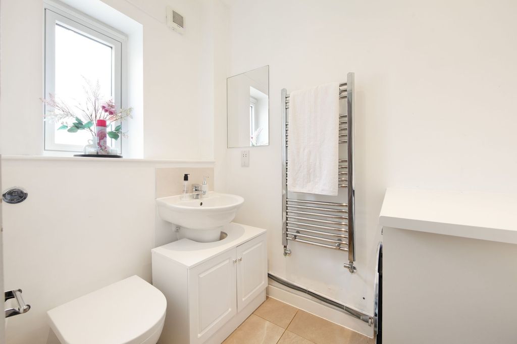 Property photo 3 of 14 10, Garratt Close, Thornton Heath - Ejhvij7U3Yvt5Hlamphd