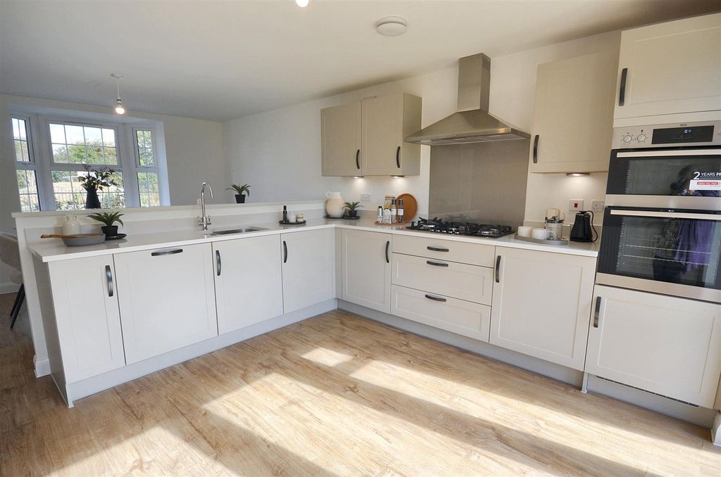 Property photo 3 of 11 Kitchen