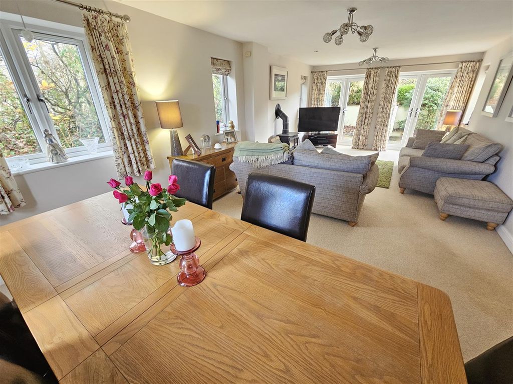 Property photo 2 of 21 Lounge Dining (2).Jpg