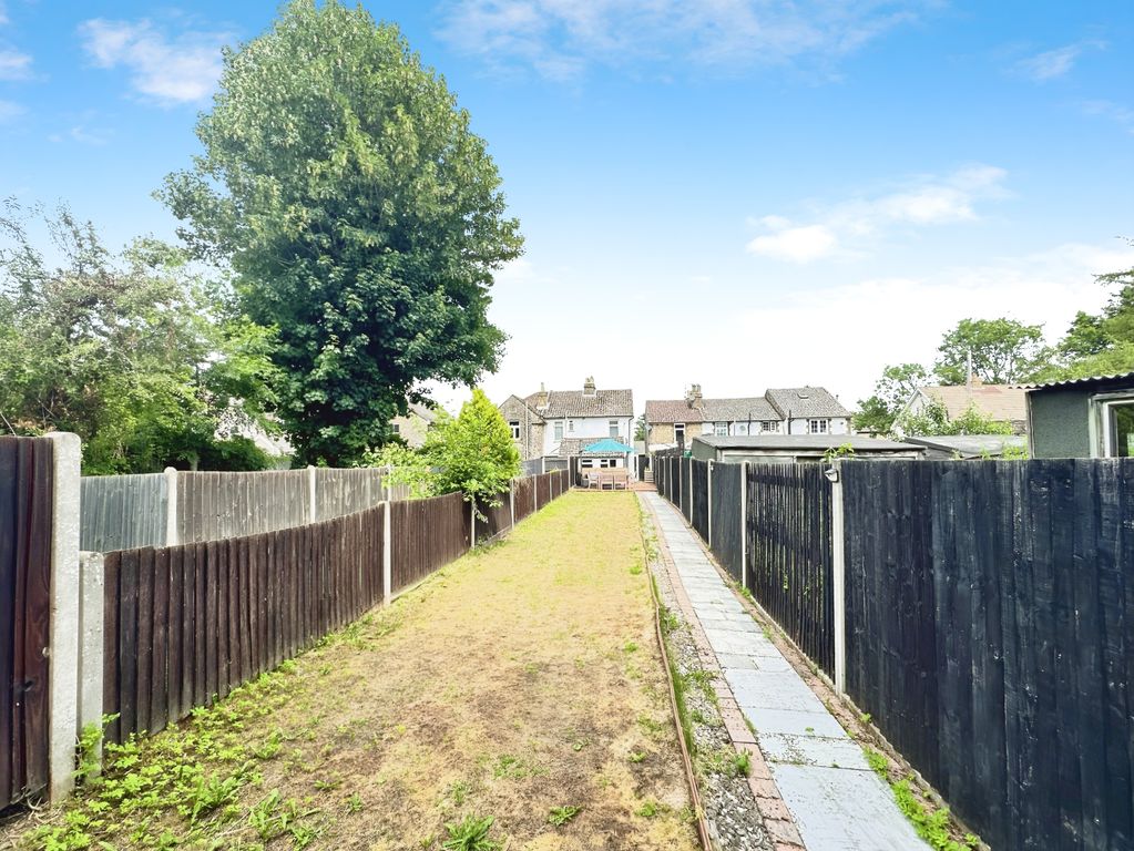 Property photo 3 of 20 Private Rear Garden With Back Property View