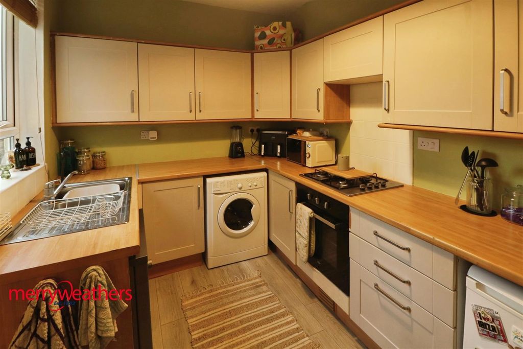 Property photo 3 of 12 Kitchen
