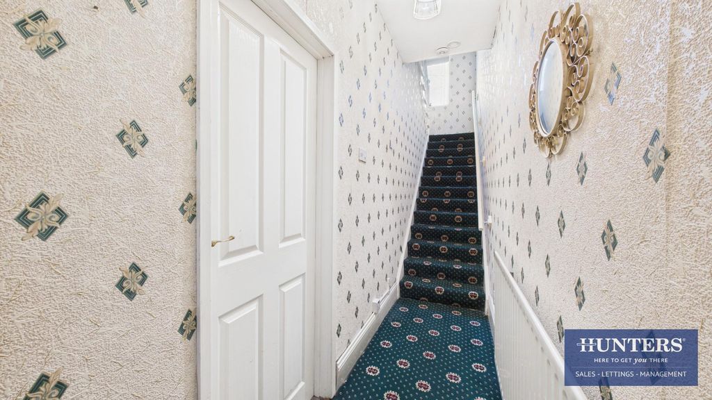 Property photo 2 of 17 Hallway