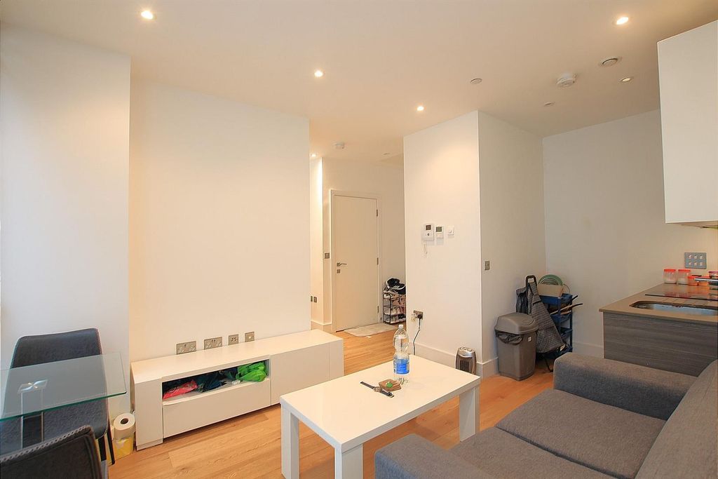 Property photo 3 of 5 Studio