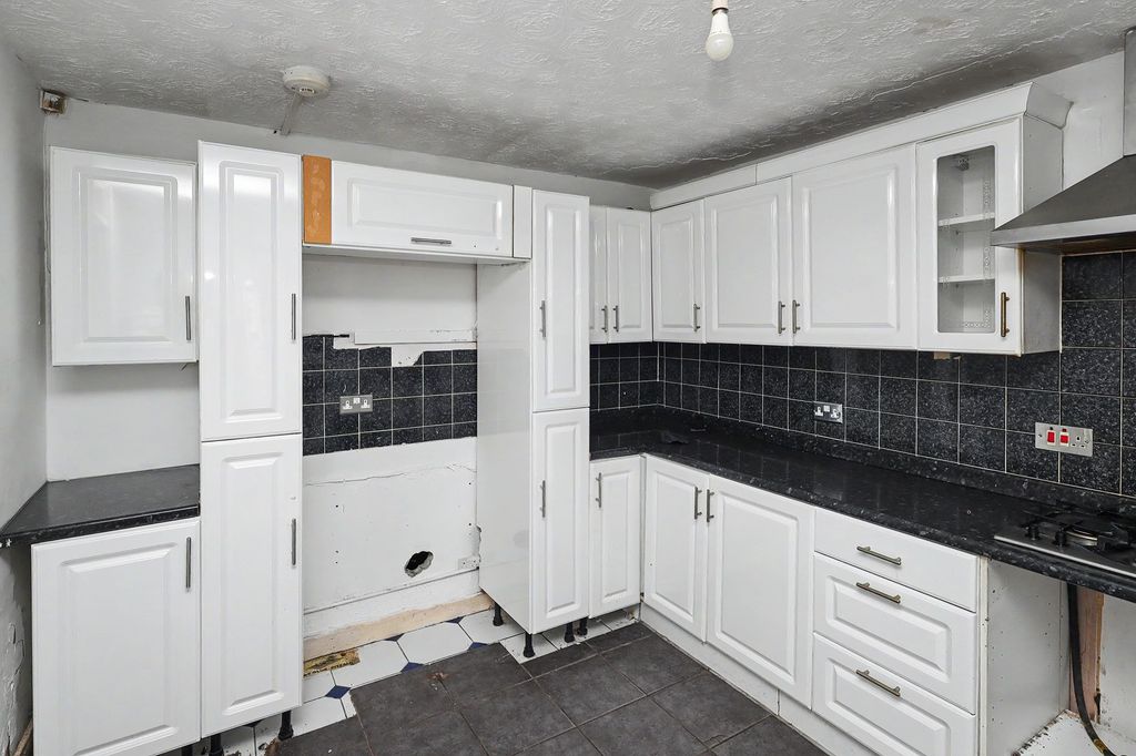 Property photo 3 of 22 92 William Morley Close, London E6 1Qz